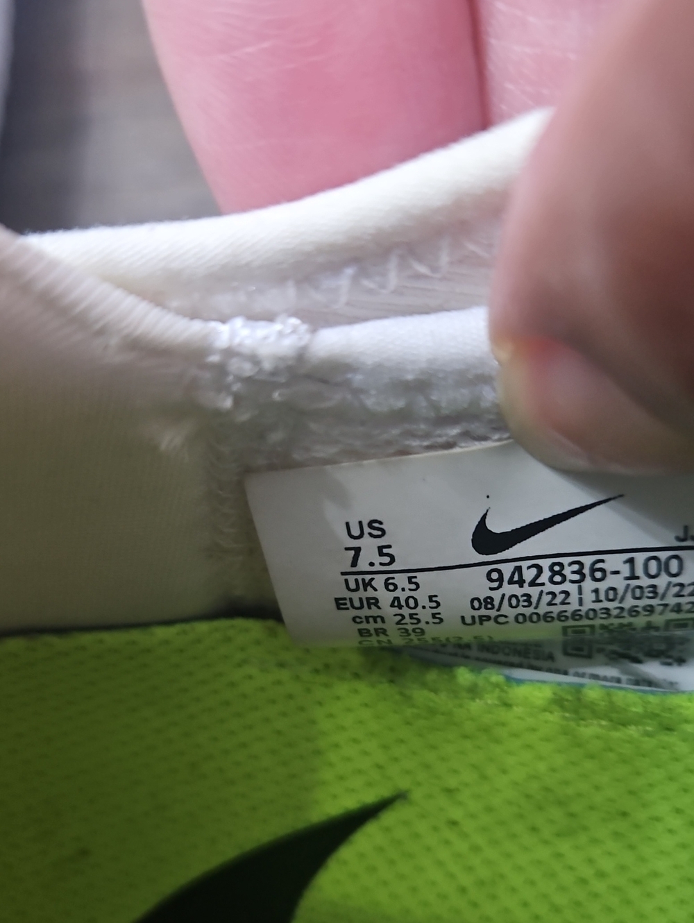 Nike Men’s White Athletic Trainers with Black Swoosh - Picture 5 of 5